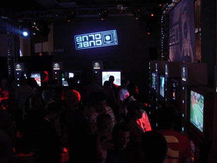 qubeclub_la04_10_18_2002sm.jpg