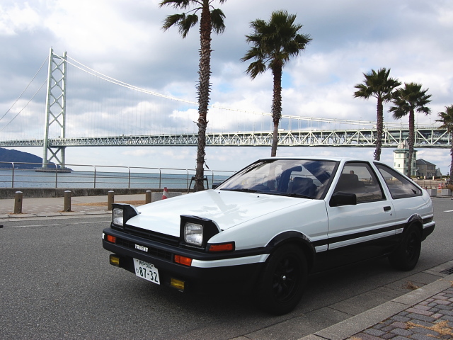 perfect-toyota-sprinter-trueno-ae86_akashi-bridge.jpg