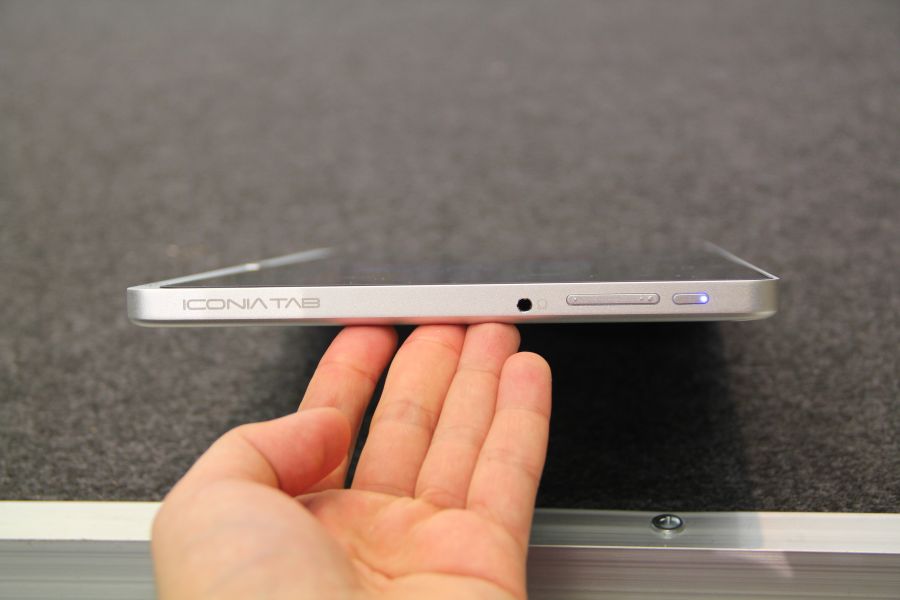 acer-iconia-w700-hands-on-04.jpg