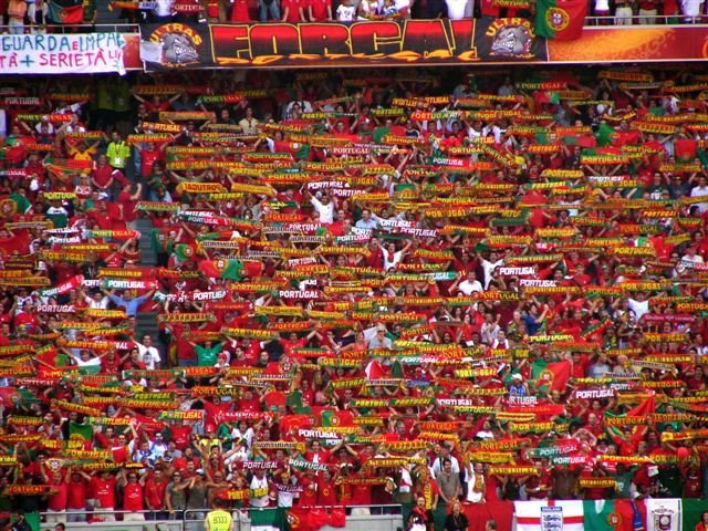 Portugiesische_Fans_bei_der_Euro_2004.jpg