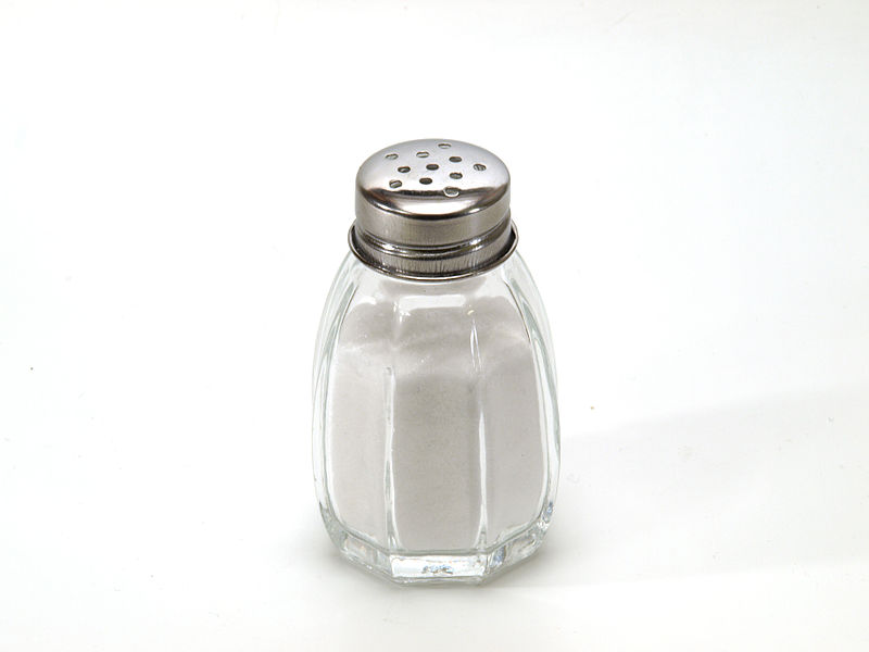 800px-Salt_shaker_on_white_background.jpg