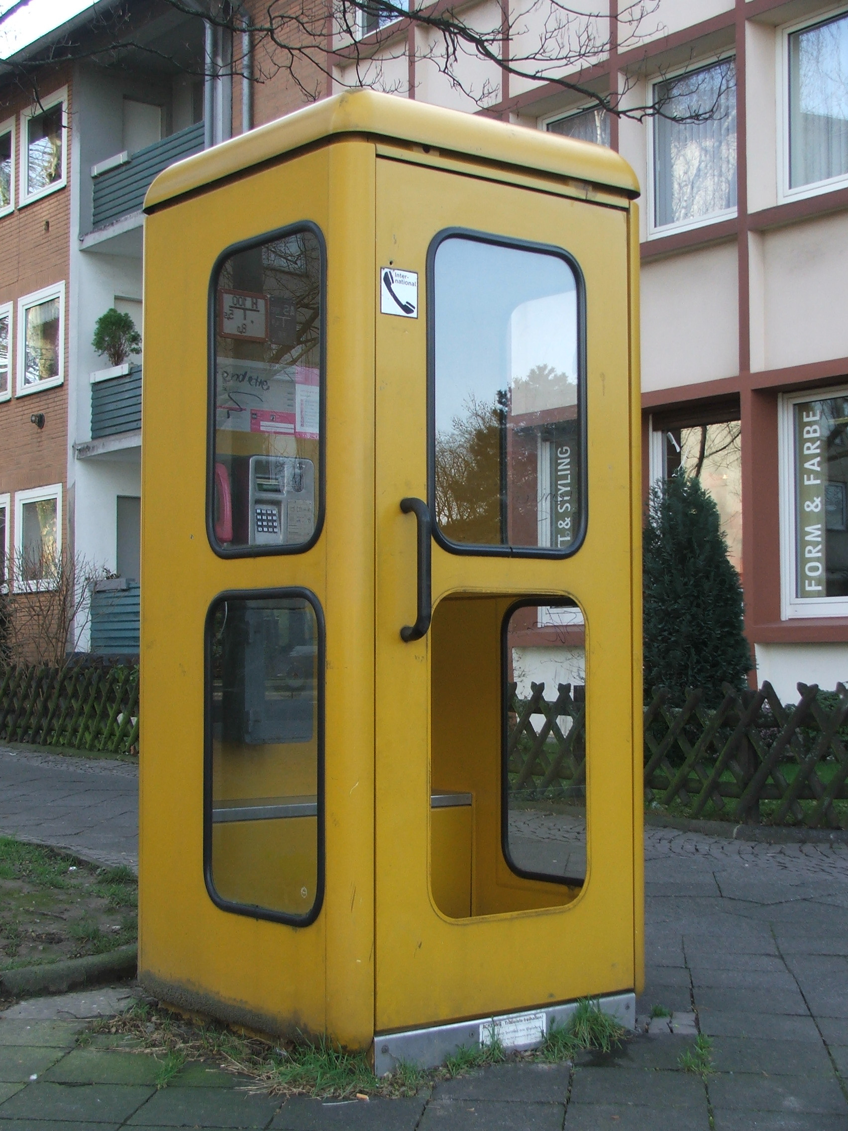 Telefonzelle_in_Bochum_01.jpg